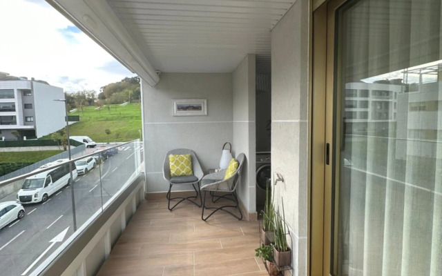 A estrenar amplio con piscina y parking