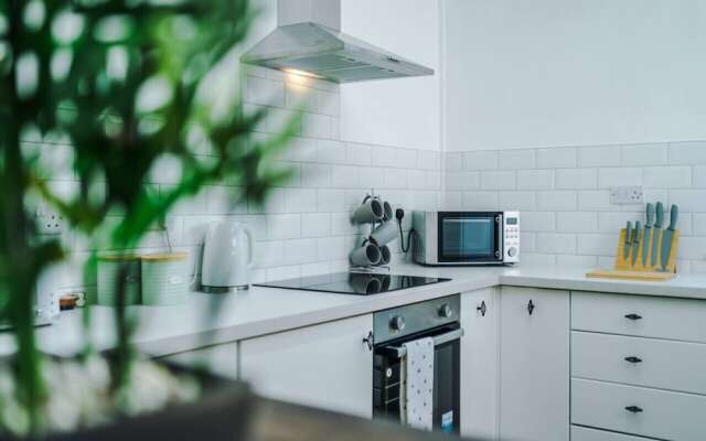 Comfy Four Bedroom House with parking