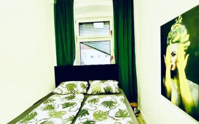 7BR Apt Near Schönbrunn for 15 Guests