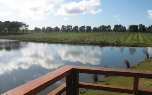 Bettenay Loft Spa Apartment & Lakeview Chalets