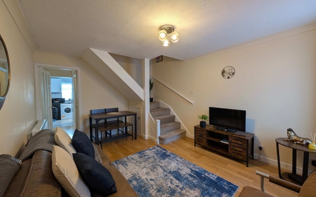 Comfortable 2-bedroom House With Free Parking