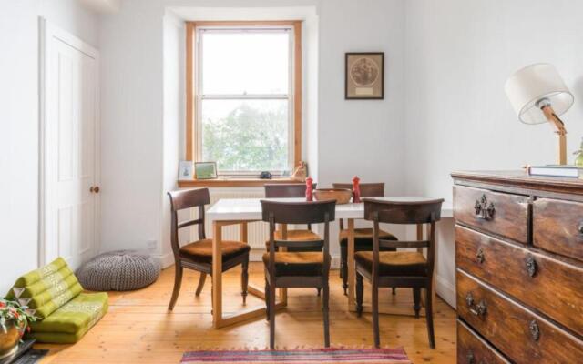 425 Quirky and Charming 2 Bedroom Seaside Apartment in Portobello