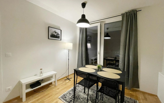 MUZETA11 Top 32 and 33 -Modern Town Apartment with Balcony