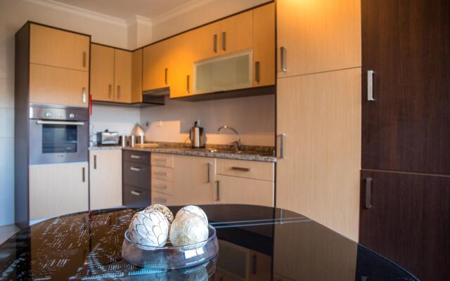 B05 - Lux & Pool Central Apartment
