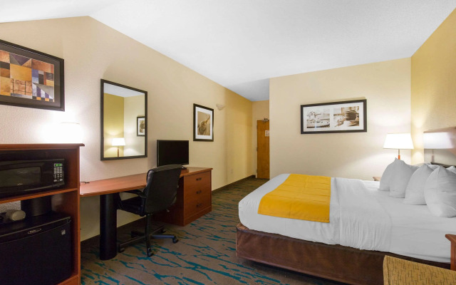Gateway Hotel & Suites, Ascend Hotel Collection
