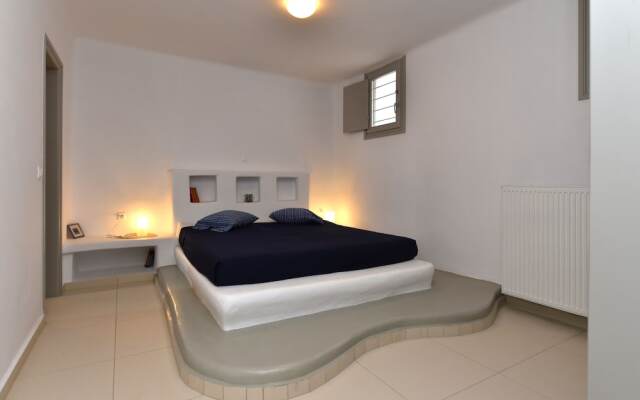 Panoramic three villa complex with helipad by VillaRentalsgr