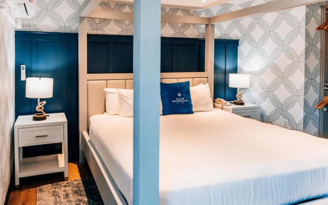 Salem Waterfront Hotel & Suites