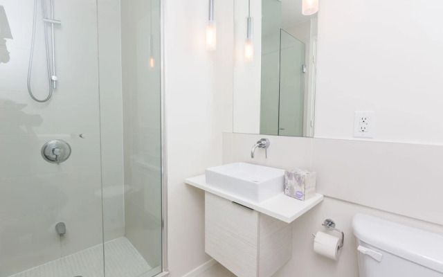 Applewood Suites - 2 BDRM King & Spadina