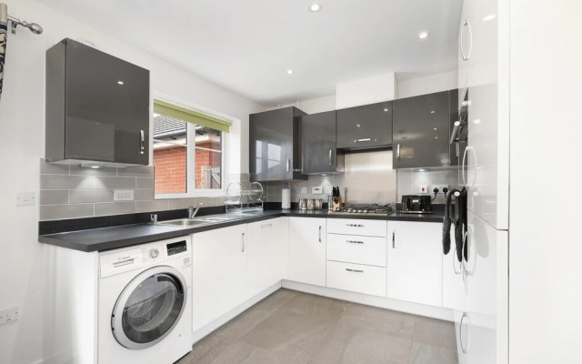 Oxlade Serviced Hse 3 Bedrms  6 singles