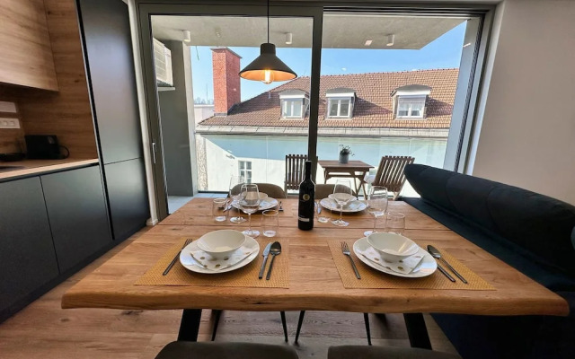 Garden Residence - Premium Downtown Apartment