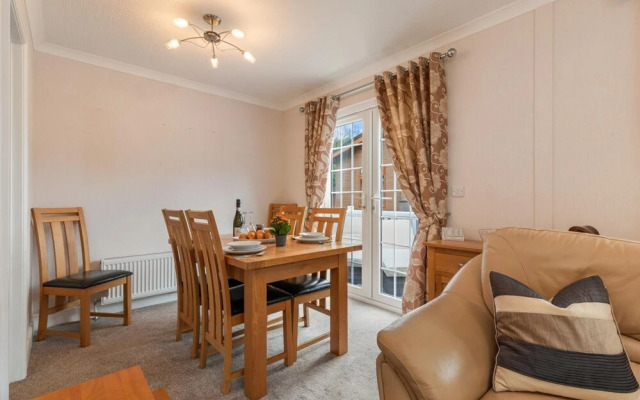 Castaway Lodge - Close to Beach Lovely Lodge With Veranda