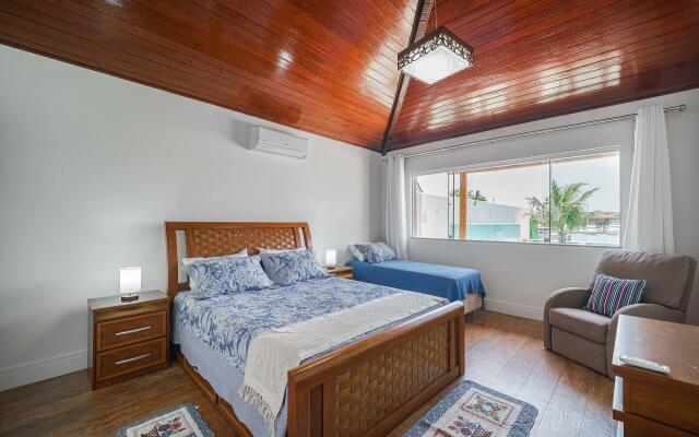 Casa Moderna com Quatro Suítes no Canal da Marina