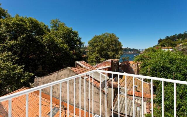 APOSENTUS - The light house at Miragaia