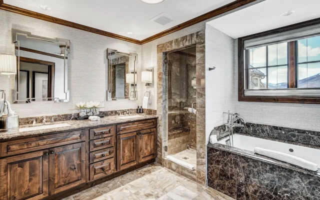2 BR Ritz-Carlton Chic Décor Valley Views Condo by RedAwning - Save 20% on 7+ Nights!