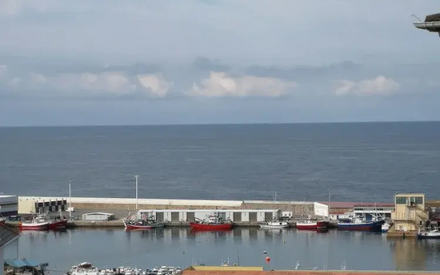 Amplio piso con garaje y vistas al mar