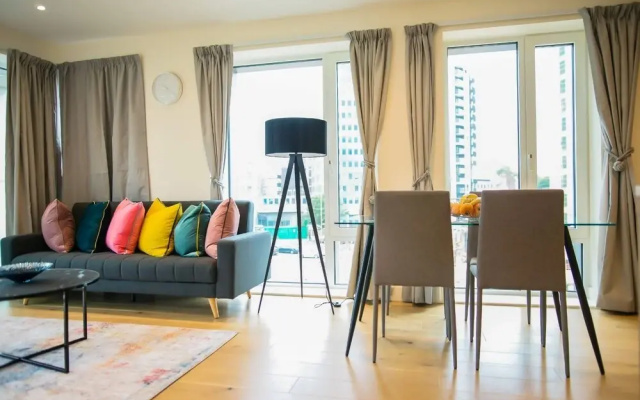 Thames View 2 Bed Apartment With Balcony