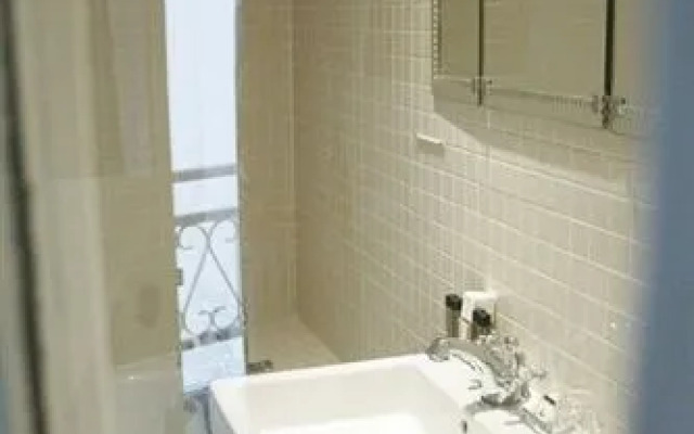 Le Petit Manoir Hotel