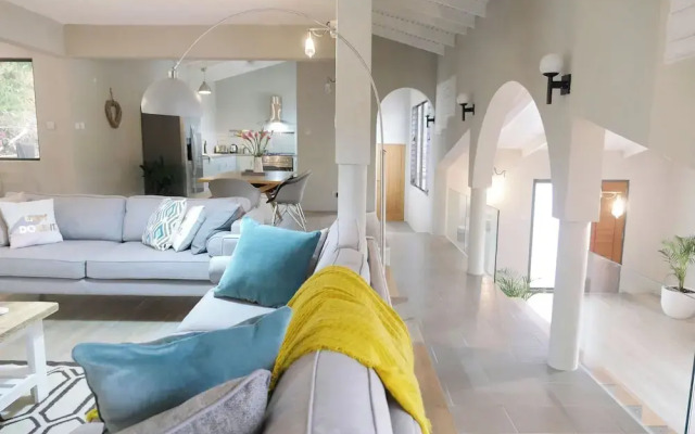 Villa Adina - Sleeps 7 - Pool - Parking - Garden