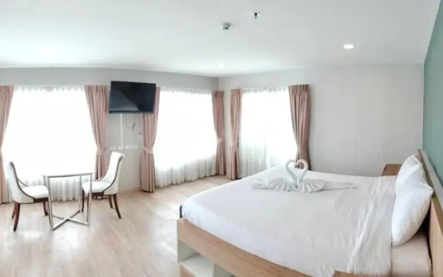 The Lux Ladprao 10