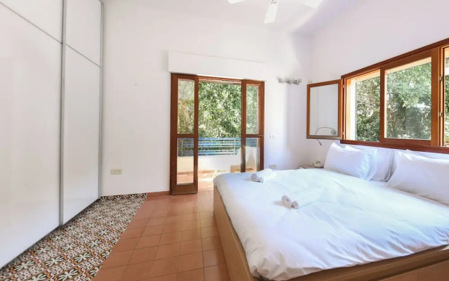 Spacious 3BR Penthouse w Rooftop