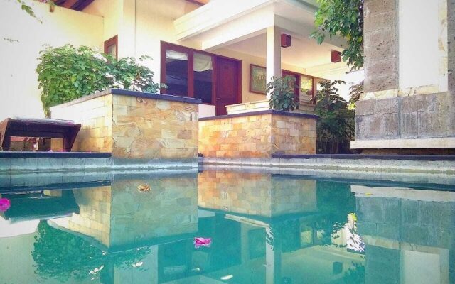 3 bedroom villa river side Legian