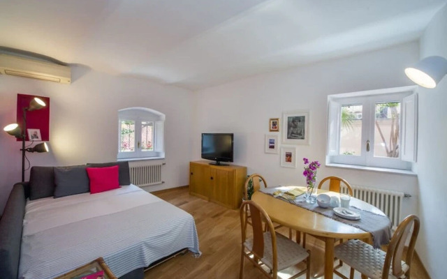 Gorgeous Newly Renovated Flat Near Colosseum!