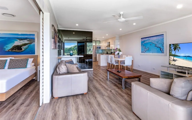 Poinciana Lodges -Ocean Views