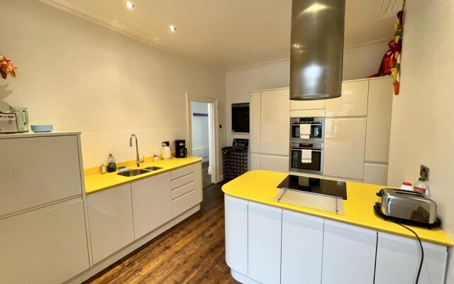 Colourful 3BD Home With Garden in Southville