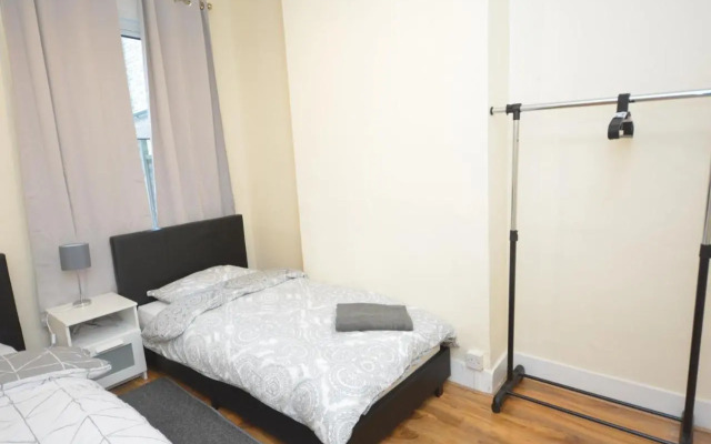 Cheerful 4 bedroom House in greater London