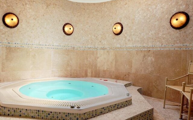 Club Mykonos Athenian Cascades