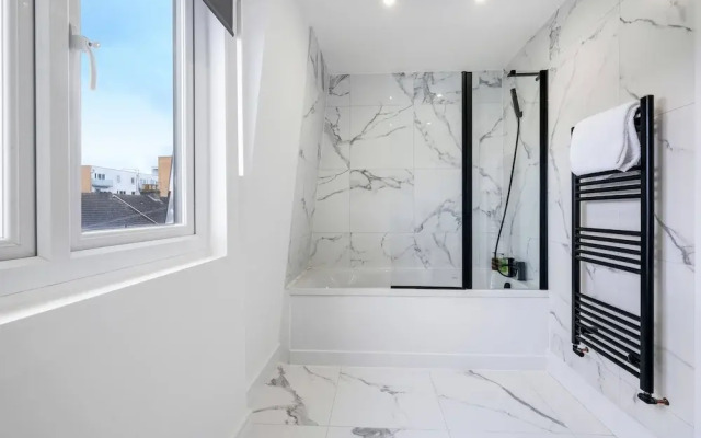 Luxury 1 & 2 bed Apartment free parking