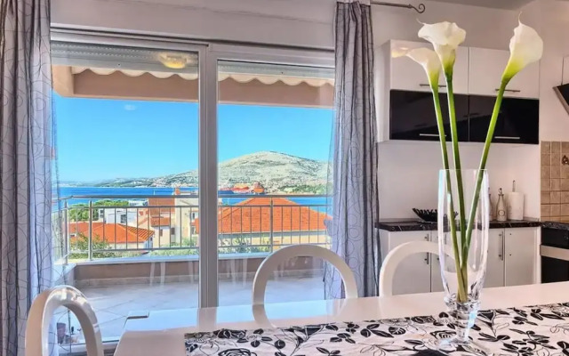 Luxury Apartment Okrug Gornji With Sea View and Pool