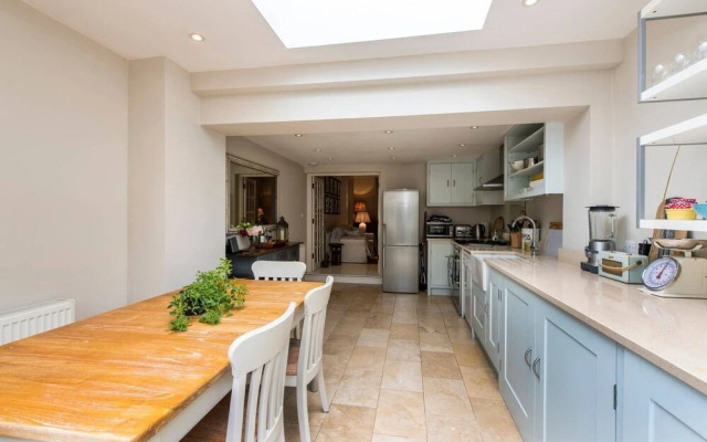 Delightful 2-bed Home, Fulham