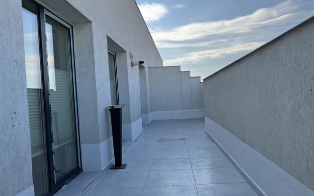 Stunning 2-Room Penthouse Lakeview W11