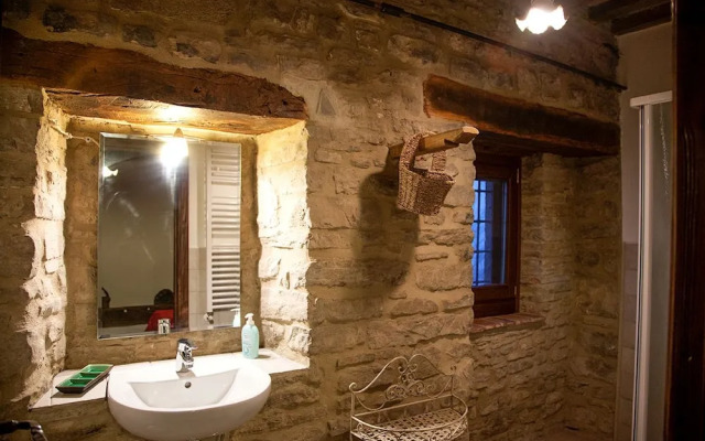 Casale Belvedere con piscina nel bosco