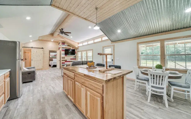 Secluded Broken Bow Cabin w/ Fishing Pond & Views!