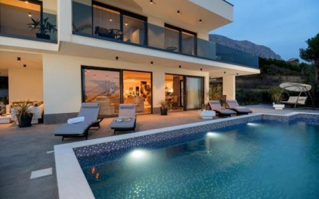 Luxury Villa Happiness