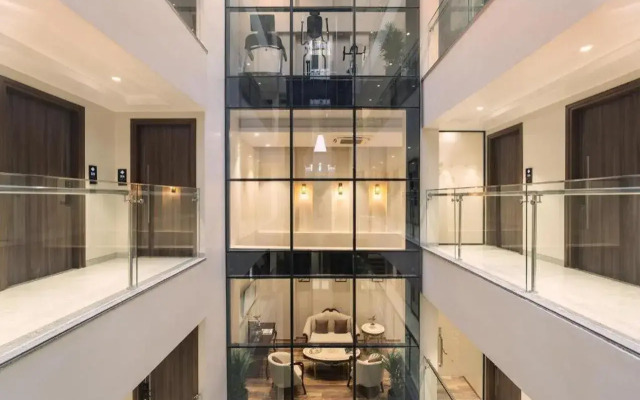 Foxtrail, Sector 42 - AM Hotel Kollection