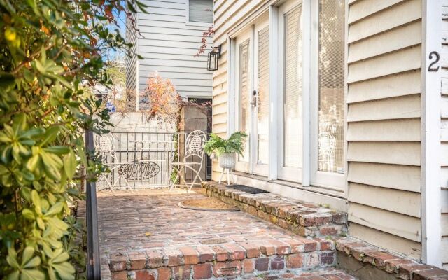 Beautiful Renovated Apartment Near King Street