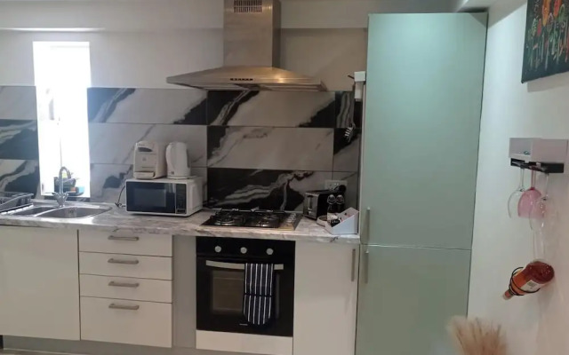 Apartment - Sleeps 4 - Parking - Wifi