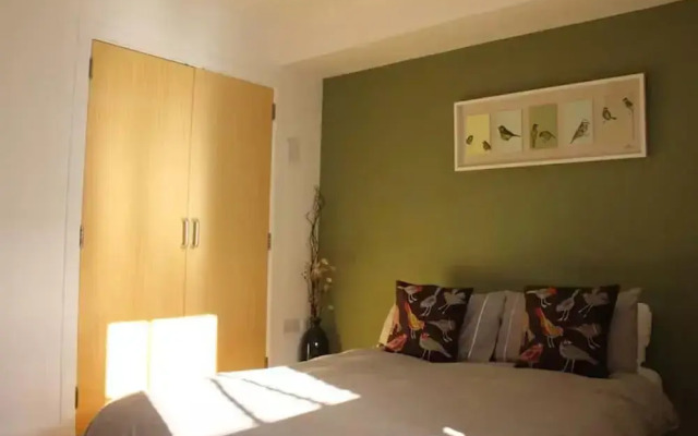 2-bed Seaside Apartment - Sleeps 5 & Free Parking