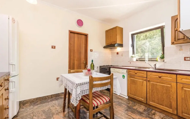 Amazing Home in Spincici With Wifi and 5 Bedrooms