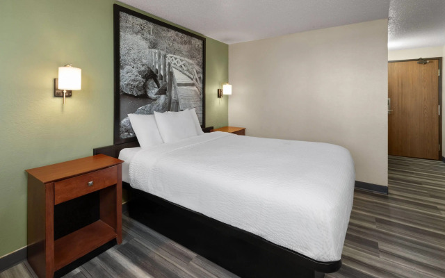 Super 8 by Wyndham Winona MN