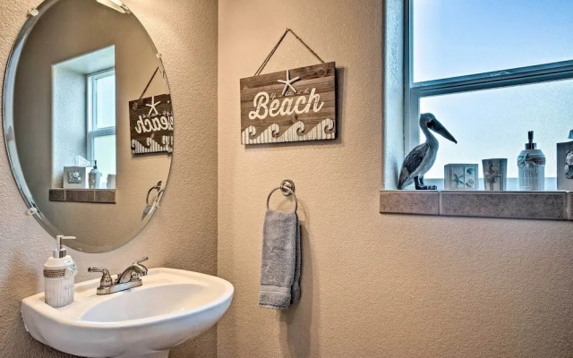 Gold Beach Townhome With Ocean Views & Sunroom!