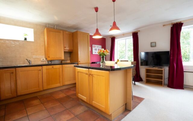 Sunny Summertown Apartment for 3 With Parking
