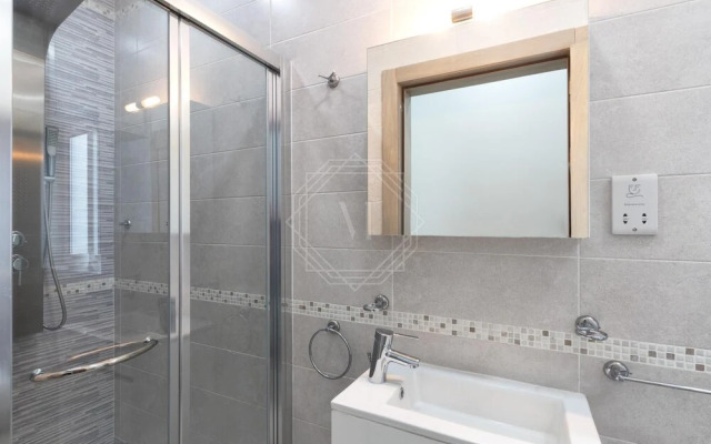 Seafront Penthouse Triplex- Roof Terrace & Hot Tub