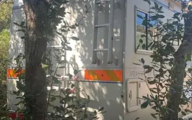 Camping car fixe dans la campagne