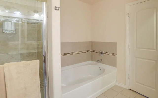 Family-friendly Irving Townhome w/ Yard!
