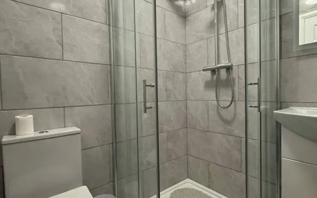 Charming Wallington Apartment With Hot Tub