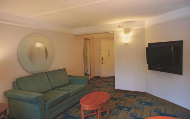 La Quinta Inn & Suites by Wyndham Houston Bush IAH South